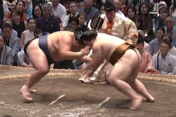 大相撲の中継で映り「…誰!?」「まるでお人形」　力士の背後、溜まり席にいた女性に熱視線