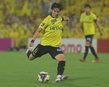 「重症じゃないか」柏の26歳MFが右膝前十字靭帯断裂・内側側副靭帯損傷で今季絶望か。ファンは嘆き「もう誰の怪我も見たくないよ…」