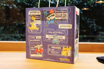 【ポケモン】プロント、「旅」テーマのポケモングッズ＆メニューを撮り下ろしで紹介オリジナルショッパーに注目！ 10月1日より販売開始