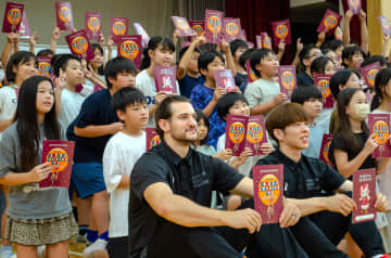 学校にプロバスケ選手がキター！「川崎から、世界へ」Bリーグ名門 川崎ブレイブサンダース 小学校へオリジナル教材を贈呈 ロスコ・アレン選手「世界に興味を持って、より大きな夢を」