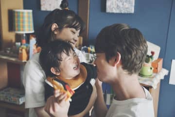 岸井ゆきの＆宮沢氷魚、交際、結婚、出産を経て歩んだ15年 “リアルな夫婦”のかたちに迫る『佐藤さんと佐藤さん』場面写真