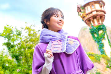 ラプンツェルのマフラーは防寒対策にも！　東京ディズニーシー「ファンタジースプリングス」の新作グッズ発表