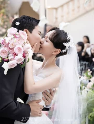 “出産から1年”イ・ユヨン、夫と幸せなキス！華やかな結婚式の写真を公開…可愛い娘の姿も