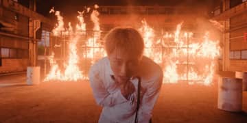 チョ・スンヨン、タイトル曲「I'll Never Love Again」MV公開…炎を前に魂のパフォーマンス