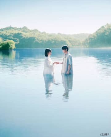 『ストロベリームーン』カメラマン・市橋織江による特別ビジュアル解禁　“大人組” 杉野遥亮＆中条あやみ切り取る場面写真も