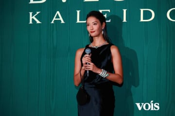 菜々緒、シックなブラックドレス姿で登場　ハイジュエリーまとい「気分が上がっております」