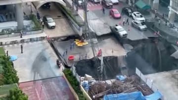 幅30ｍ深さ50ｍにわたる道路の大規模陥没の“瞬間”　周辺の電気・水が止まり市民生活にも影響　当局が地下鉄工事との関連も調査　タイ・バンコク