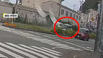 「何とも言えない表情で」逆走に気づき曲がる車　赤信号で正しい車線に　あわやバスと接触…危険なバイク　静岡・長野・和歌山