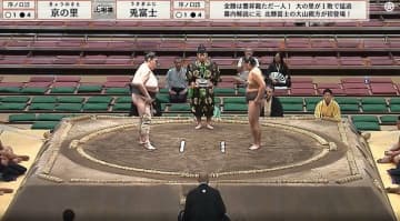 「え、マジで？w」大相撲客席、ミュージシャンが“まさか”の斬新な応援スタイル “推し力士”の敗北に「ガッカリ」する様子も