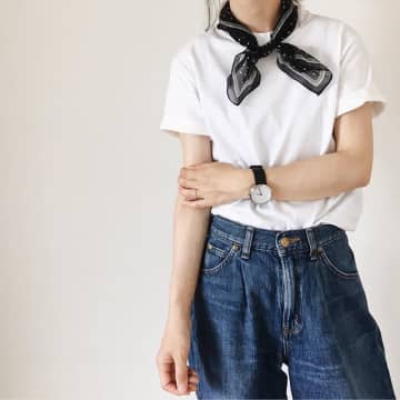 Tシャツにスカーフを合わせるだけ！ 簡単おしゃれコーデ術【巻き方・サイズ・色選び】