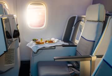 飛行機の中で食べてはいけない『５つのもの』ダメな理由や正しいマナーとは
