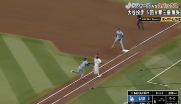 球場騒然！ 大谷翔平、打者と接触…“まさかの光景”「すげえな」予想外のリアクションが話題に「ただの聖人か」「人間性もMVP」