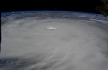 【衝撃写真】宇宙飛行士が台風18号を宇宙から撮影。SNSでは「目の中ってスッキリ綺麗に晴れてるわけじゃないんだ…！」と驚きの声も