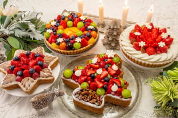 キル フェ ボンの25年クリスマスケーキ、“苺×クリームチーズ”雪景色タルトやリース型フルーツタルト