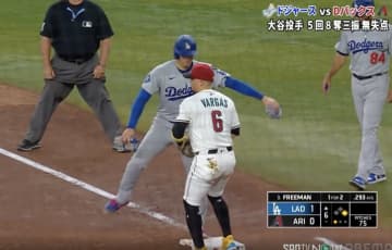 何してんの…？ 大谷翔平、ベース上で“謎の動き”「ふざけてるw」「楽しそう」相手野手との交流が話題に…ファン爆笑「大谷さん本当明るいな」