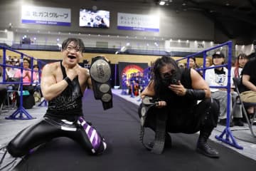 【新日本】ＳＨＯ＆ＤＯＵＫＩがＩＷＧＰジュニアタッグＶ２　反則まがいの辛勝も「見ての通り、格が違うんじゃ！」