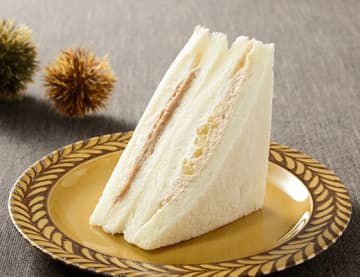 2種のマロンクリームを挟んだサンドイッチ! ローソンが「モンブランサンド」を発売