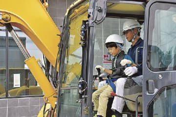 日建連／鳥取県米子市内建築現場で親子見学会／１９人参加、建機試乗など楽しむ