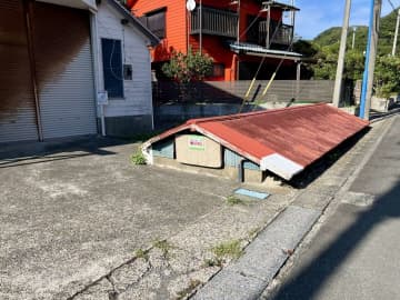 「なんやこれ」「現実世界のすり抜けバグ」　家が地面にめり込んでる？衝撃光景に10万人驚がく