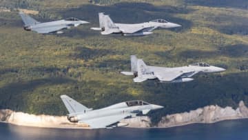 幕僚長が空で握手！？  F-15Jとユーロファイターがドイツ上空で編隊飛行