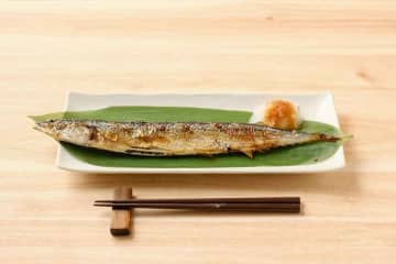 サンマの塩焼き　裏返して食べるのはマナー違反？　栄養士が解説する「正しい食べ方」とは