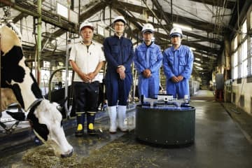 リックスが牛舎の「小型餌寄せロボット」を開発中、60頭で年間180時間の作業削減