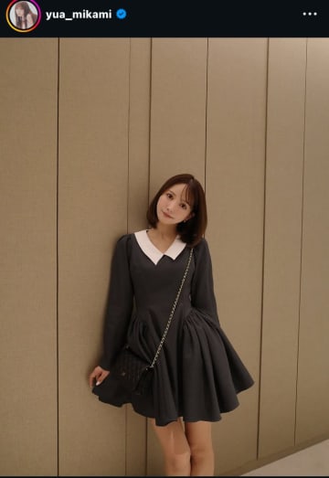 三上悠亜、自身プロデュースのくびれ強調ワンピをお披露目！ファンから「確かにウエストが細く見える」「お上品」と称賛の声が寄せられる