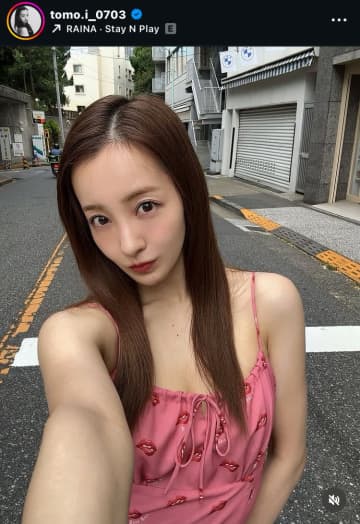 板野友美、ピンクのリップ柄コーデで変わらぬ美貌を披露！愛くるしい姿に「可愛いは正義ですね」と絶賛の声