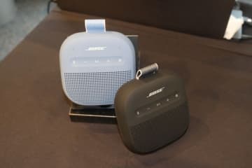 小さくて丈夫 しかもパワフル アウトドアにもってこい BOSEのポータブルスピーカー「SoundLink Micro」に第2世代登場