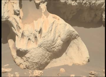 2025年9月19日の火星の風景：風と砂が彫った？興味深い岩