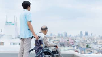 認知症の82歳父は、息子の名を呼びながら笑顔で特養の建物へ…月収約20万円・働きづめで介護した、55歳独身長女の「複雑な胸の内」