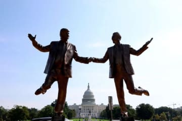 トランプ氏とエプスタイン元被告の像、設置の翌日に撤去　言論の自由への懸念高まる