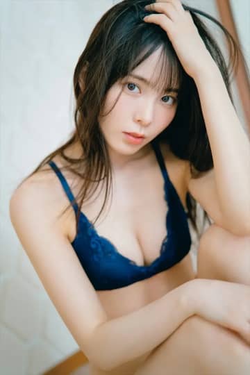 西村歩乃果、“大人の同棲感”グラビアで色白美ボディ披露