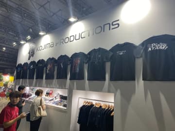 コジマプロダクションの物販が展開中。Tシャツや「デス・ストランディング」大型フィギュアを販売【TGS2025】
