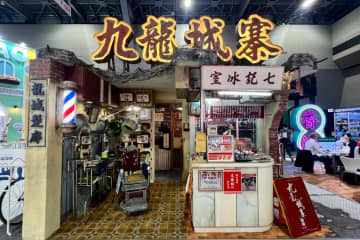 香港ブースは「九龍城砦」の映画セットが大迫力！　廃れた中華飯店にネオン看板まで、怪しげな世界をリアル展示