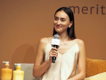 長谷川潤、CMで娘と初共演！
