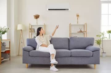 涼しくなっても「エアコンは24度」と譲らない夫。せめて「28度」にしてほしいのですが、「電気代は変わらない」とのこと。実際どのくらい違うのでしょうか？