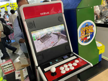 タイトーのAC筐体「VEWLIX」がミニ化！ 「レイストーム」をデモ展示【TGS2025】画面の縦横回転も可能！