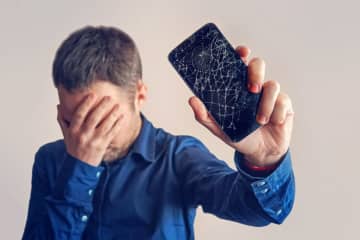 「スマホの画面」が割れてしまった！「メーカー」に修理に出すと“3万円”近くかかるらしいけど、「街の修理屋さん」なら相場はどれくらい？