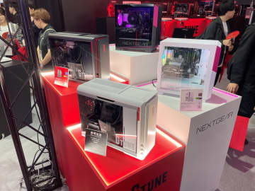 マウス、白いミニタワー「G TUNE」など最新ゲーミングPCモデルを展示【TGS2025】「NEXTGEAR」はスモーク/透明切り替えケースモデルも