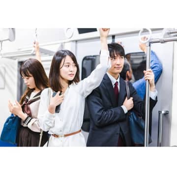 他人の肩にスマホを置く→注意したら逆ギレ…満員電車の「あり得ない迷惑客」が増殖したワケ
