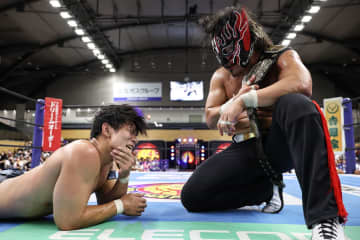 【新日本】デスペラード、YOHとの死闘制しジュニア王座V8！直後にかつての盟友DOUKIが襲来「偽物のチャンピオン」と罵倒