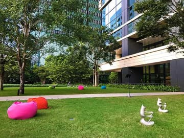 東京 大手町駅直結の森 Otemachi One GARDEN に 11/7 までラッセルモーリスの最新アートが出現　9/24～10/3+10/27～10/31 平日夜は MUSIC BAR も　緑 食 音楽 秋風 で極上リラックス時間♪