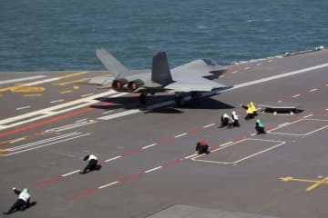 中国の最新鋭空母「福建」、電磁カタパルト使った艦載機の発進に成功　米軍以外で初