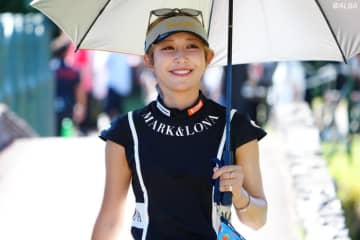 金田久美子が全員金髪の親友たちと笑顔全開！「オール美人！」華やかバースデーショット公開