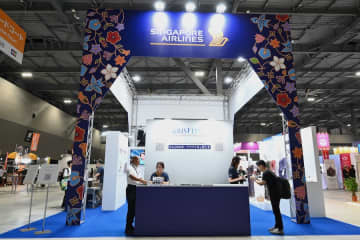 シンガポール航空、CA制服や機内食・アメニティを展示【ツーリズムEXPO2025】