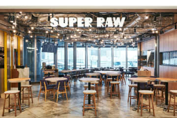 “ラーメン×カレー×ビール”を楽しめるフードホール「スーパー ロー」ニュウマン高輪にオープン