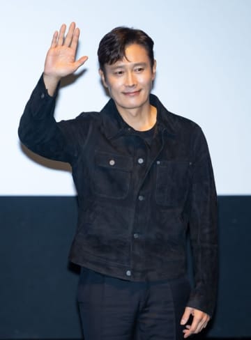 俳優イ・ビョンホン、撮影現場に大遅刻してきた後輩に“神対応”！監督「どうしてそうなれるのか」