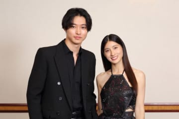 山崎賢人＆土屋太鳳、朝ドラ以来の夫婦役に息ぴったり　「前世でも出会っていたのかも」