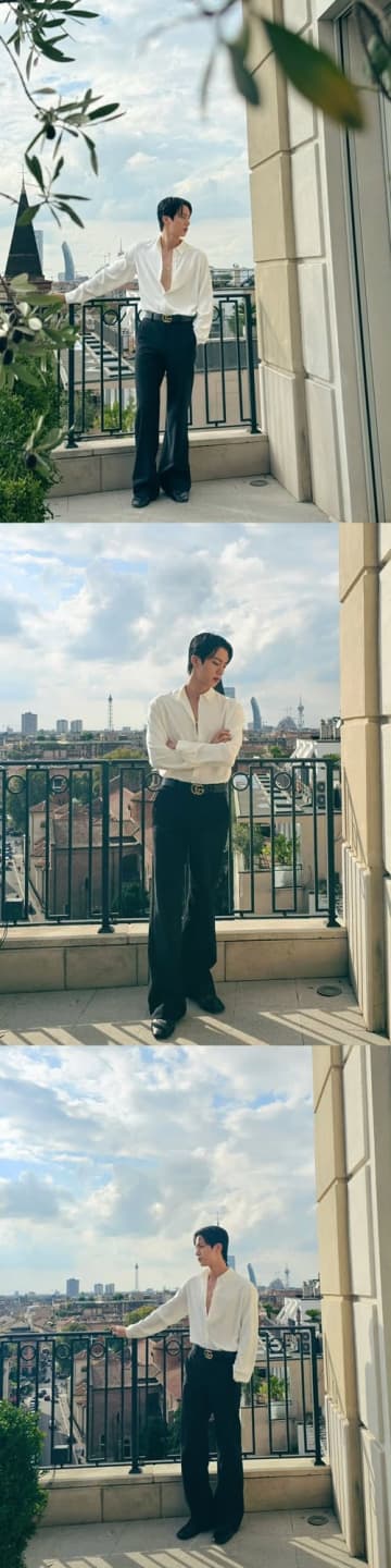 BTS・JIN、“リアル王子様”に！胸元が大胆に開いたシャツでがっしり体型披露「スタイルやばい」【PHOTO】